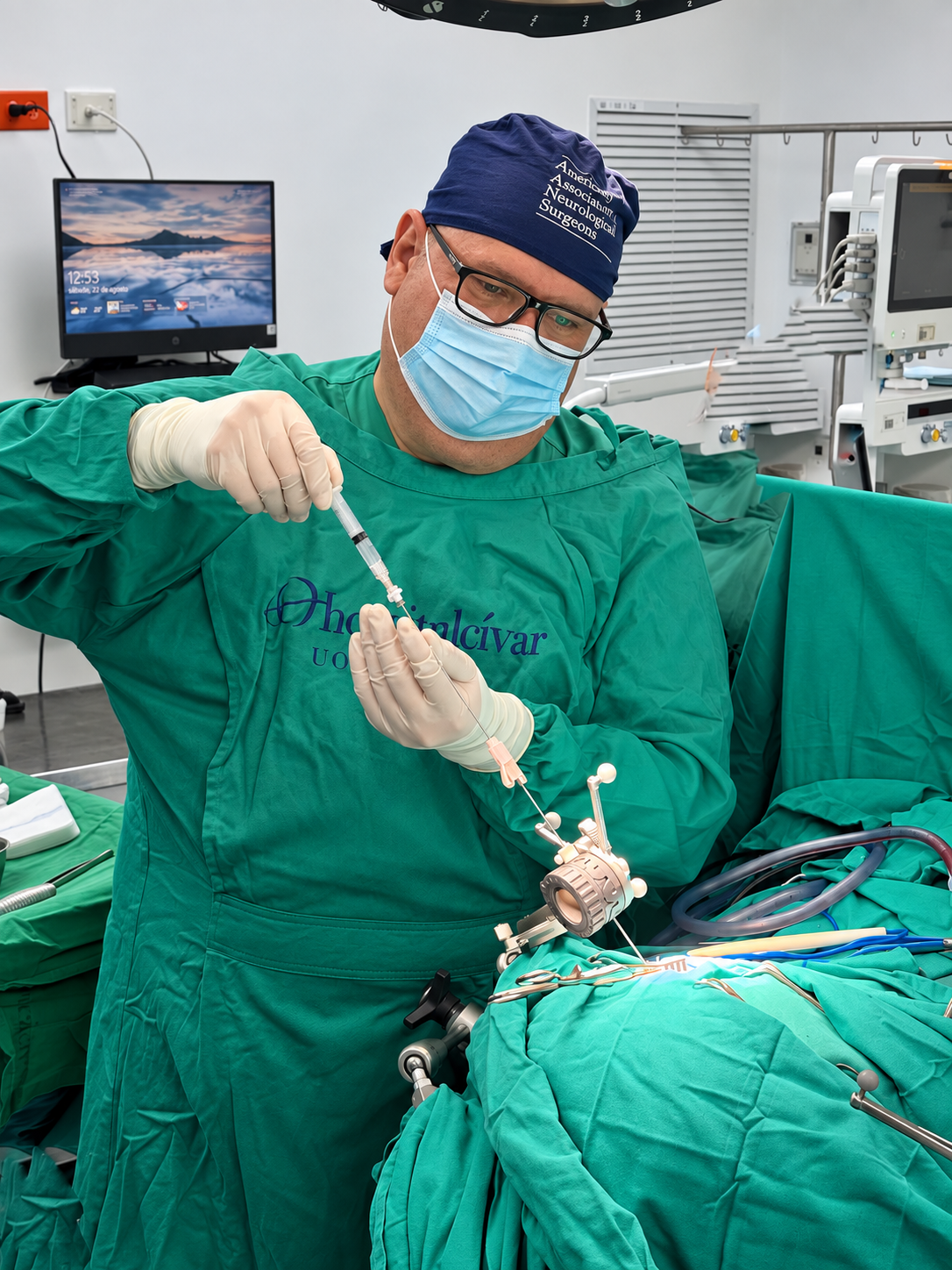 Dr. Mario Izurieta durante un procedimiento de biopsia estereotáctica