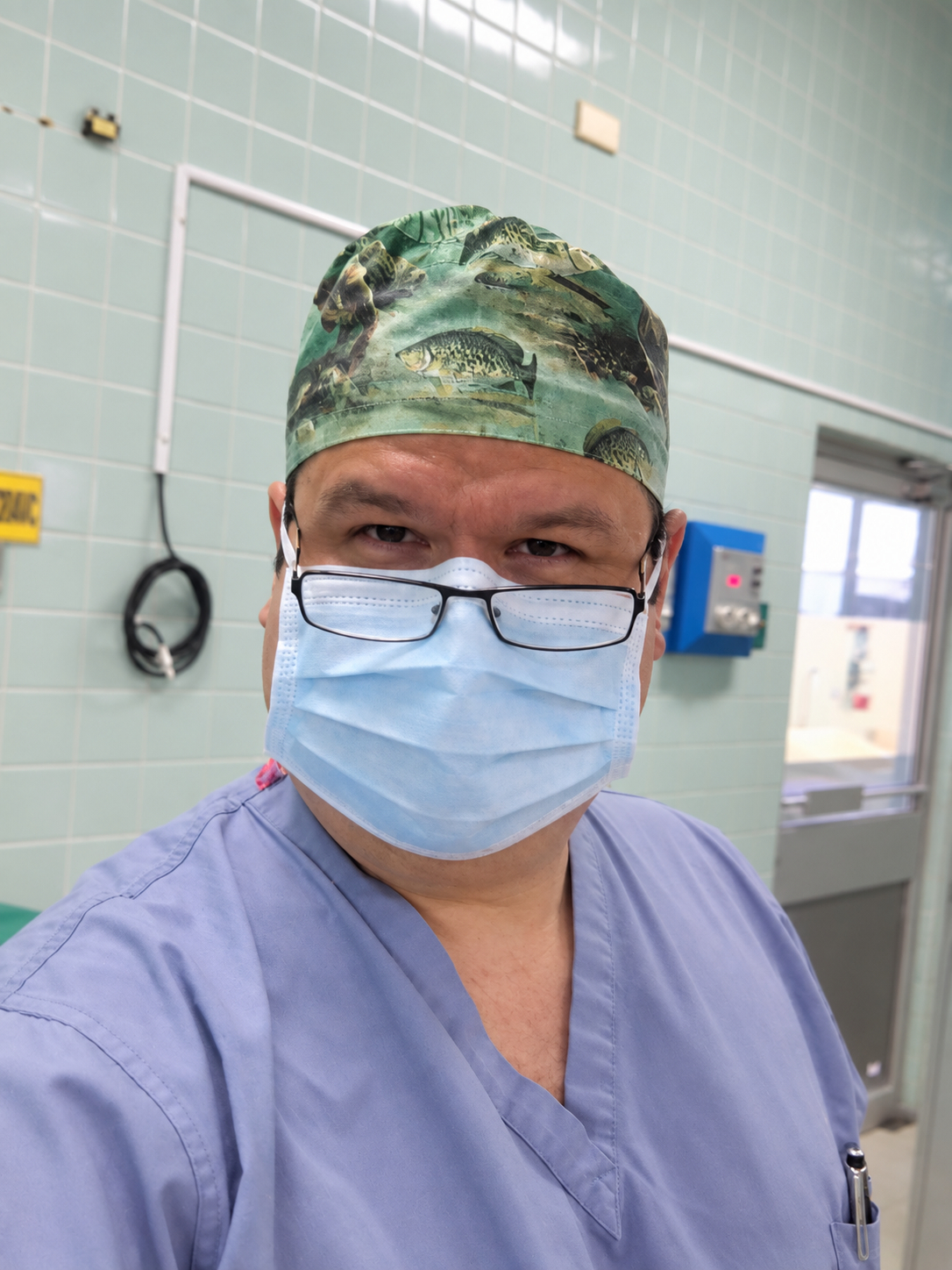 Dr. Mario Izurieta Ulloa en el quirófano